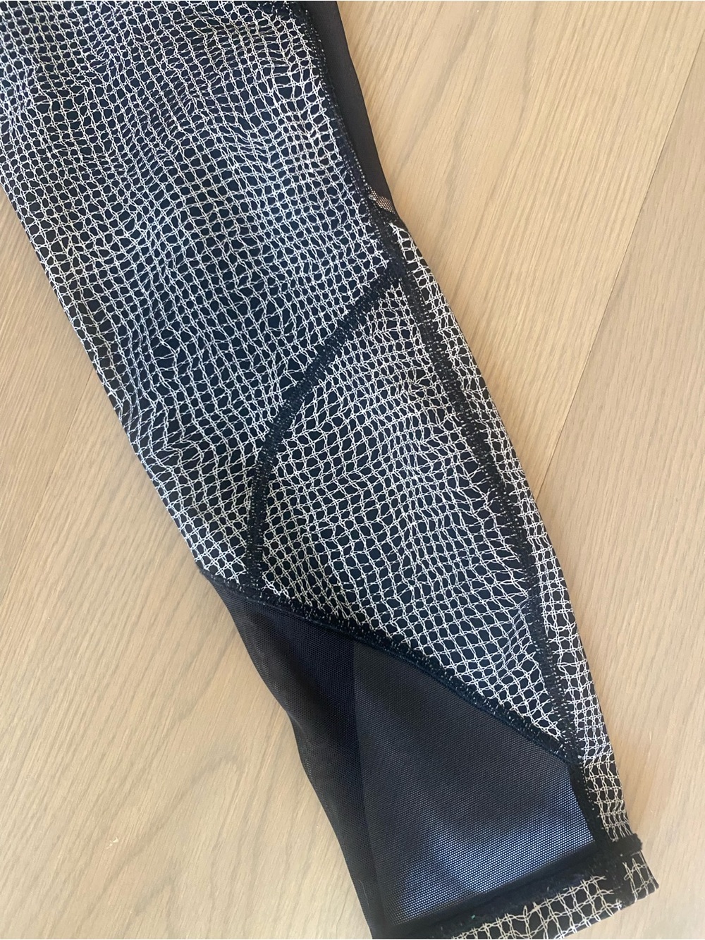 Lululemon Leggings Size 4 Black & White Mesh-Pattern Active Pants
